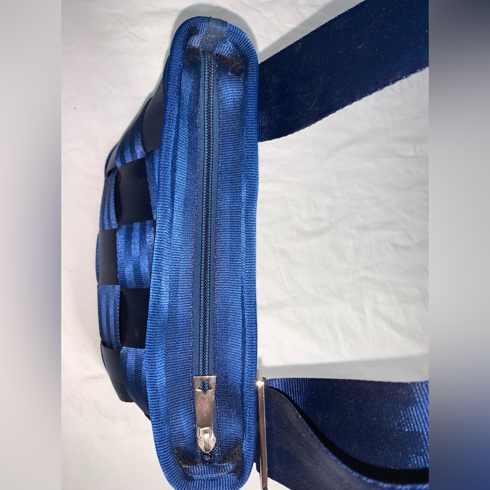 Harvey’s Blue seatbelt crossbody purse - Picture 7 of 7